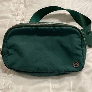 Lululemon Everywhere Belt Bag OG - Everglade Green
